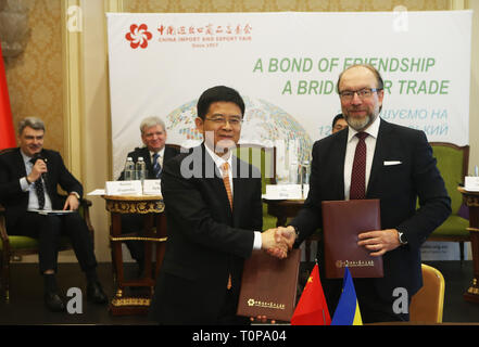 (190321) -- KIEV, 21 mars 2019 (Xinhua) -- Xu Bing (L'avant), directeur général adjoint de China Foreign Trade Center, serre la main de Gennady Chizhikov, président de l'organisation non gouvernementale Chambre de Commerce et d'industrie ukrainienne, après la signature de documents de coopération au cours de la conférence de promotion de la 125e foire de Canton à Kiev, Ukraine, le 20 mars 2019. La 125e foire de Canton se tiendra à Guangzhou, capitale de la province du Guangdong en Chine du sud, entre le 15 avril et le 5 mai, qui devrait attirer plus de 25 000 exposants et environ 200 000 acheteurs de quelque 200 pays et régions. ( Banque D'Images