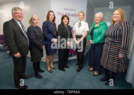 Larbert, Falkirk, UK. 21 mars 2019. Sur la photo : (gauche - droite) Alex chef Linkston Président NHS Forth Valley ; Cathie Cowan - Chef de la NHS Forth Valley ; Dr Catherine Calderwood - Médecin-chef de gouvernement écossais ; Jeane Freeman MSP - Secrétaire du Cabinet pour la santé et le sport, Gillian MacDonald - Sous-chef de police, Lynn Wadell - NHS Forth Valley égalité ; Hazel Somerville - la violence basée sur le genre et le gestionnaire responsable du Centre. Crédit : Colin Fisher/Alamy Live News Banque D'Images