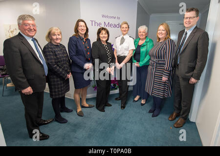 Larbert, Falkirk, UK. 21 mars 2019. Sur la photo : (gauche - droite) Alex chef Linkston Président NHS Forth Valley ; Cathie Cowan - Chef de la NHS Forth Valley ; Dr Catherine Calderwood - Médecin-chef de gouvernement écossais ; Jeane Freeman MSP - Secrétaire du Cabinet pour la santé et le sport, Gillian MacDonald - Sous-chef de police, Lynn Wadell - NHS Forth Valley égalité ; Hazel Somerville - la violence basée sur le genre et le plomb Center Manager, Andrew Murray - Directeur Médical de Forth Valley NHS. Crédit : Colin Fisher/Alamy Live News Banque D'Images