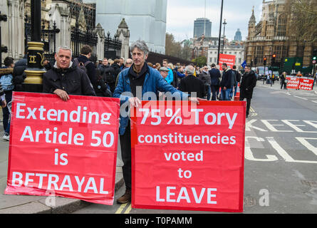 Londres, Royaume-Uni. Mar 21, 2019. Le jour indiquent que 90 pour cent de la population britannique estiment que le traitement de la négociation est un Brexit humilliation national, pro et anti Brexit manifestants rassemblés devant le Parlement exige un pas de révoquer et de révoquer l'article 50 Crédit : Paul Quezada-Neiman/Alamy Live News Banque D'Images