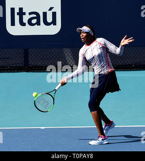 Miami Gardens, Florida, USA. 20 Mar 2019. Venus Williams sur la pratique d'un tribunal sur le Hard Rock stade avant son premier match de l'Open de Miami le 20 mars 2019 à Miami Gardens, en Floride. (Paul Hennessy/Alamy) Crédit : Paul Hennessy/Alamy Live News Banque D'Images
