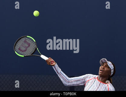 Miami Gardens, Florida, USA. 20 Mar 2019. Venus Williams sur la pratique d'un tribunal sur le Hard Rock stade avant son premier match de l'Open de Miami le 20 mars 2019 à Miami Gardens, en Floride. (Paul Hennessy/Alamy) Crédit : Paul Hennessy/Alamy Live News Banque D'Images