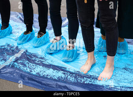 Glasgow, Ecosse, Royaume-Uni. 21 mars, 2019. Un 'Blue Wave' démonstration par la rébellion d'Extinction le changement climatique groupe de protestation a vu les manifestants s'blue footprints, fabriqué à partir de la peinture soluble dans l'eau, de l'autre côté de George Square à la ville Chambres. La manifestation pacifique a tenu brièvement le trafic. Le Groupe vise à mettre en lumière la menace de l'augmentation des niveaux d'eau dans la rivière Clyde et du changement climatique global. Credit : Iain Masterton/Alamy Live News Banque D'Images