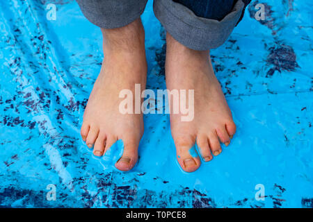 Glasgow, Ecosse, Royaume-Uni. 21 mars, 2019. Un 'Blue Wave' démonstration par la rébellion d'Extinction le changement climatique groupe de protestation a vu les manifestants s'blue footprints, fabriqué à partir de la peinture soluble dans l'eau, de l'autre côté de George Square à la ville Chambres. La manifestation pacifique a tenu brièvement le trafic. Le Groupe vise à mettre en lumière la menace de l'augmentation des niveaux d'eau dans la rivière Clyde et du changement climatique global. Credit : Iain Masterton/Alamy Live News Banque D'Images