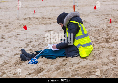 Bournemouth, Dorset, UK. Mar 21, 2019. Beaucoup d'activité sur et autour de la plage, devant des étudiants de l'Université d'East London effectuer mensuration d'ingénieur des travaux de cours sur le terrain, dans le cadre de leurs études pour un champ obligatoire cours en terre et Mensuration d'ingénieur. Credit : Carolyn Jenkins/Alamy Live News Banque D'Images