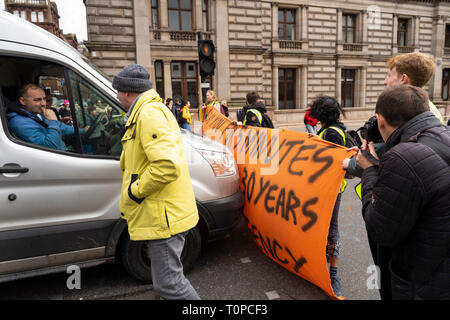 Glasgow, Ecosse, Royaume-Uni. 21 mars, 2019. Un 'Blue Wave' démonstration par la rébellion d'Extinction le changement climatique groupe de protestation a vu les manifestants s'blue footprints, fabriqué à partir de la peinture soluble dans l'eau, de l'autre côté de George Square à la ville Chambres. La manifestation pacifique a tenu brièvement le trafic. Le Groupe vise à mettre en lumière la menace de l'augmentation des niveaux d'eau dans la rivière Clyde et du changement climatique global. Credit : Iain Masterton/Alamy Live News Banque D'Images