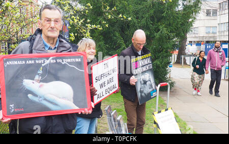 Oxford, UK. 21 Mar 2019. Les partisans des droits des animaux parler qui manifestaient dans le sud de la route des parcs. La parole a été mis en place il y a 15 ans ce mois-ci pour protester contre une nouvelle expérimentation animale centre de l'Université d'Oxford, de l'édifice des sciences biomédicales, qui a ouvert ses portes en 2008. Après deux ans de bataille de la Haute Cour, qui a pris fin en 2008, l'université a obtenu une injonction signifiant les militants peuvent seulement protester contre les jeudis entre 1h et 16h dans un petit espace salon. Ils se préparent également pour une manifestation à Oxford le 27 avril pour la Journée mondiale pour les animaux dans les laboratoires. Credit : Angela Swann/Alamy Live News Banque D'Images