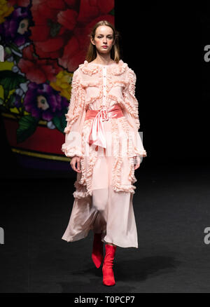 Séoul, Corée du Sud. Mar 21, 2019. Un modèle présente une création de designer Choi Hye-Jung pendant la Fashion Week de Séoul 2019 à Séoul, Corée du Sud, le 21 mars 2019. Credit : Lee Sang-ho/Xinhua/Alamy Live News Banque D'Images