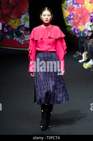 Séoul, Corée du Sud. Mar 21, 2019. Un modèle présente une création de designer Choi Hye-Jung pendant la Fashion Week de Séoul 2019 à Séoul, Corée du Sud, le 21 mars 2019. Credit : Lee Sang-ho/Xinhua/Alamy Live News Banque D'Images