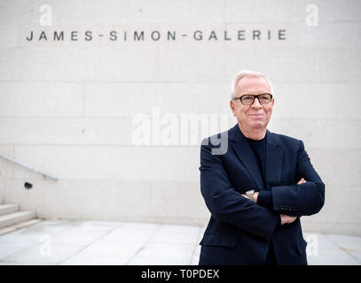 21 mars 2019, Berlin : l'architecte britannique David Chipperfield est debout en face de l'entrée au cours d'une visite à la galerie James Simon. À partir de l'été prochain, la galerie sera l'entrée de l'île aux musées de Berlin. Photo : Monika Skolimowska/dpa-Zentralbild/dpa Banque D'Images