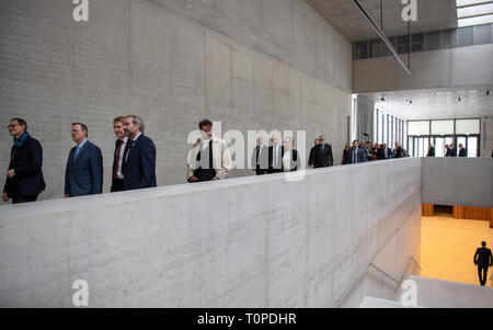 21 mars 2019, Berlin : invités, y compris les premiers ministres des neuf états allemands, effectuera une visite à la galerie James Simon, conçu par l'architecte britannique Chipperfield, grâce à l'entrée de l'immeuble à un rendez-vous. À partir de l'été prochain, la galerie sera l'entrée de l'île aux musées de Berlin. Photo : Monika Skolimowska/dpa-Zentralbild/dpa Banque D'Images