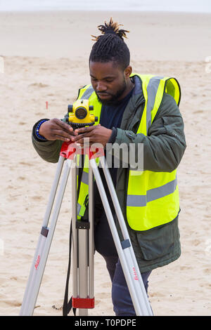 Bournemouth, Dorset, UK. Mar 21, 2019. Beaucoup d'activité sur et autour de la plage, devant des étudiants de l'Université d'East London effectuer mensuration d'ingénieur des travaux de cours sur le terrain, dans le cadre de leurs études pour un champ obligatoire cours en terre et Mensuration d'ingénieur. Credit : Carolyn Jenkins/Alamy Live News Banque D'Images