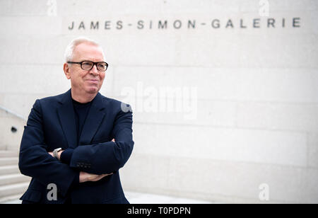 21 mars 2019, Berlin : l'architecte britannique David Chipperfield est debout en face de l'entrée au cours d'une visite à la galerie James Simon. À partir de l'été prochain, la galerie sera l'entrée de l'île aux musées de Berlin. Photo : Monika Skolimowska/dpa-Zentralbild/dpa Banque D'Images