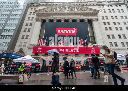 Lower Manhattan, New York, USA. 21 Mar 2019. La Bourse de New York dans le Lower Manhattan est décoré pour le premier jour de négociation pour la Levi Strauss & Co. offre publique initiale le jeudi 21 mars 2019. Les actions ont été chers et 17$ et ont bondi de 32  % sur leur premier album. C'est la deuxième fois que les 166 ans, est entrée en bourse mais a été une propriété privée depuis 1985. (© Richard B. Levine) Crédit : Richard Levine/Alamy Live News Banque D'Images