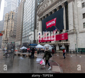 Lower Manhattan, New York, USA. 21 Mar 2019. La Bourse de New York dans le Lower Manhattan est décoré pour le premier jour de négociation pour la Levi Strauss & Co. offre publique initiale le jeudi 21 mars 2019. Les actions ont été chers et 17$ et ont bondi de 32  % sur leur premier album. C'est la deuxième fois que les 166 ans, est entrée en bourse mais a été une propriété privée depuis 1985. (© Richard B. Levine) Crédit : Richard Levine/Alamy Live News Banque D'Images