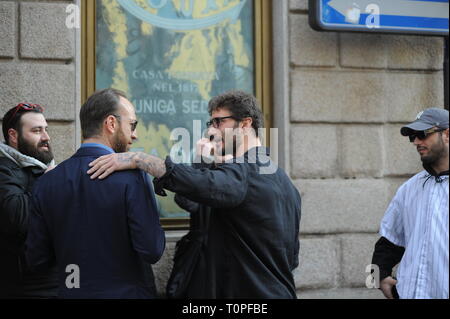 Milan, Stefano De Martino shopping dans le centre Stefano De Martino arrive dans le centre commercial et après il s'arrête pour parler avec des amis et des garçons qui lui demandent de poser pour des photos souvenirs. Stefano De Martino après l'exécution du "MADE IN SUD", s'apprête à faire ses premiers pas, même dans le monde d'agir, en fait il a rejoint le casting de la 'DON MATTEO 12' Fiction, dont les coups de commencer sous peu. Banque D'Images