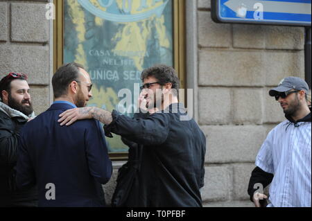 Milan, Stefano De Martino shopping dans le centre Stefano De Martino arrive dans le centre commercial et après il s'arrête pour parler avec des amis et des garçons qui lui demandent de poser pour des photos souvenirs. Stefano De Martino après l'exécution du "MADE IN SUD", s'apprête à faire ses premiers pas, même dans le monde d'agir, en fait il a rejoint le casting de la 'DON MATTEO 12' Fiction, dont les coups de commencer sous peu. Banque D'Images