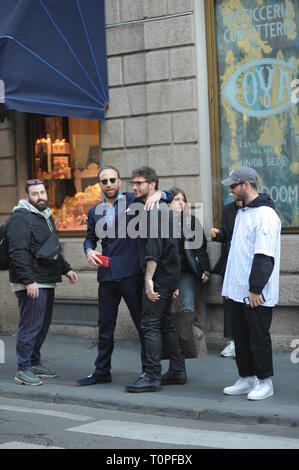 Milan, Stefano De Martino shopping dans le centre Stefano De Martino arrive dans le centre commercial et après il s'arrête pour parler avec des amis et des garçons qui lui demandent de poser pour des photos souvenirs. Stefano De Martino après l'exécution du "MADE IN SUD", s'apprête à faire ses premiers pas, même dans le monde d'agir, en fait il a rejoint le casting de la 'DON MATTEO 12' Fiction, dont les coups de commencer sous peu. Banque D'Images