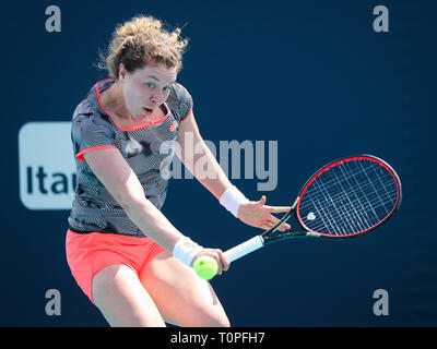 Miami Gardens, Florida, USA. Mar 21, 2019. Anna-Lena Friedsam, d'Allemagne, renvoie un shot pour Ajla Tomljanovic, de l'Australie, au cours de l'Open de Miami 2019 présenté par le tournoi de tennis professionnel Itau, joué au Hardrock Stadium de Miami Gardens, Florida, USA. Mario Houben/CSM/Alamy Live News Banque D'Images