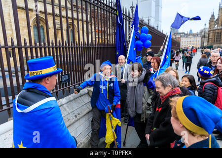 Westminster, London, UK, 21 Mar 2019. Anti-Brexit les manifestants, y compris ceux avec des drapeaux irlandais, se rassemblent autour de SODEM (Stand de Défi Mouvement européen) fondateur Steve Bray se réunir à l'extérieur du Parlement pour leur 'Stop' Brexit crier aux portes. Le shout out chaque soir est devenu une routine au cours des presque 2 ans, comme ils l'air de défi à faire entendre leur voix. Credit : Imageplotter/Alamy Live News Banque D'Images