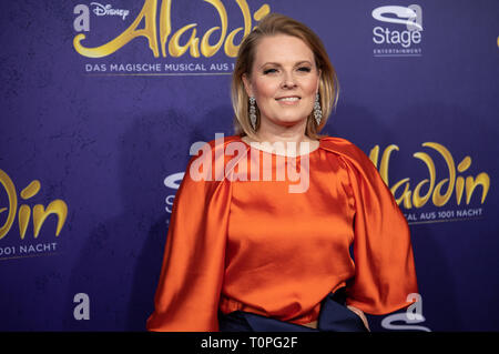 Stuttgart, Allemagne. Mar 21, 2019. Singer Patricia Kelly vient à la première de la comédie musicale "Aladdin". Credit : Fabian Sommer/dpa/Alamy Live News Banque D'Images