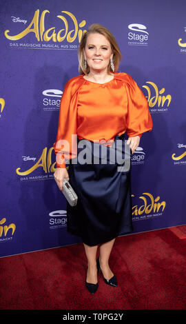 Stuttgart, Allemagne. Mar 21, 2019. Singer Patricia Kelly vient à la première de la comédie musicale "Aladdin". Credit : Fabian Sommer/dpa/Alamy Live News Banque D'Images