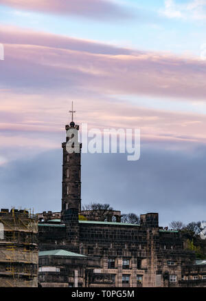 Edinburgh, Ecosse, Royaume-Uni, 21 mars 2019. Météo France : la formation de nuages rose coloré sur monument Nelson sur Calton Hill à St Andrew's House siège du gouvernement écossais Banque D'Images