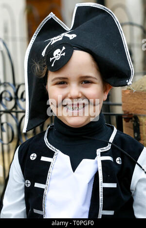 London, UK, UK. Mar 21, 2019. Un garçon juif orthodoxe est vu portant un costume de pirate durant la fête de Pourim dans les rues de Stamford Hill au nord de Londres.Pourim est l'une des plus divertissantes fêtes juives. Elle commémore le moment où le peuple juif vivant en Perse a été sauvé de massacre par Haman. Il est de coutume de tenir la fête de carnaval sur Pourim, et que des groupes d'hommes go round rendra visite à des hommes riches, de la collecte de leur organisme de bienfaisance. Credit : Dinendra Haria SOPA/Images/ZUMA/Alamy Fil Live News Banque D'Images