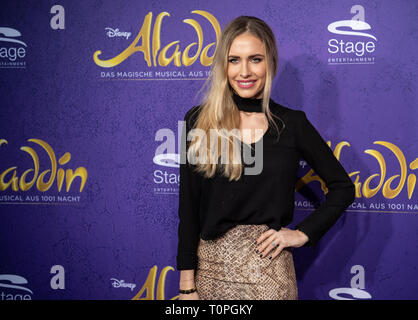 Stuttgart, Allemagne. Mar 21, 2019. Le modèle Alena Gerber Fritz vient à la première de la comédie musicale "Aladdin". Credit : Fabian Sommer/dpa/Alamy Live News Banque D'Images