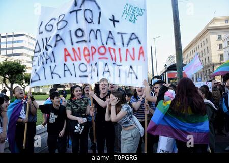 Athènes, Grèce. Mar 21, 2019. Vu les manifestants tenant une bannière criant des slogans anti-discrimination au cours de la Marche 2019 sur la Journée mondiale contre le racisme à Athènes. Credit : Giorgos Zachos SOPA/Images/ZUMA/Alamy Fil Live News Banque D'Images