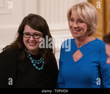 Washington, États-Unis d'Amérique. Mar 21, 2019. Le secrétaire d'éducation Betsy DeVos, droite, pose avec une personne non identifiée, à gauche, avant de nous Président Donald J. Trump faisaient des remarques et signe un décret qui va exiger que les collèges qui reçoivent des subventions de recherche de l'argent fédéral pour certifier qu'ils "promouvoir la libre recherche" dans l'East Room de la Maison Blanche à Washington, DC le jeudi 21 mars 2019. Credit : Ron Sachs/CNP Crédit dans le monde entier | conditions : dpa/Alamy Live News Banque D'Images