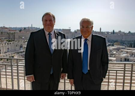 Jérusalem, Israël. Mar 21, 2019. La secrétaire d'État des États-Unis, Mike Pompeo, à gauche, en compagnie de l'Ambassadeur américain en Israël David Friedman au cours d'un déjeuner de travail à l'ambassade des États-Unis le 21 mars 2019 à Jérusalem, Israël. Credit : Planetpix/Alamy Live News Banque D'Images