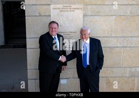 Jérusalem, Israël. Mar 21, 2019. La secrétaire d'État des États-Unis, Mike Pompeo, gauche, serre la main avec l'Ambassadeur des États-Unis en Israël David Friedman au cours d'une visite de l'ambassade, le 21 mars 2019 à Jérusalem, Israël. Credit : Planetpix/Alamy Live News Banque D'Images