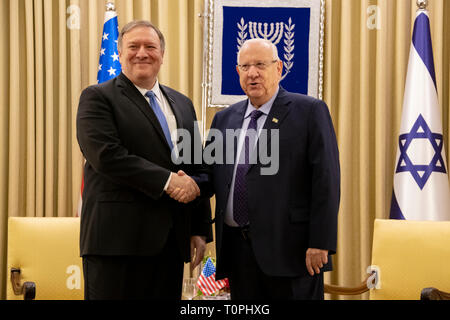 Jérusalem, Israël. Mar 21, 2019. La secrétaire d'État des États-Unis, Mike Pompeo, gauche, serre la main du président israélien Reuven Rivlin lors d'une réunion bilatérale le 21 mars 2019 à Jérusalem, Israël. Credit : Planetpix/Alamy Live News Banque D'Images