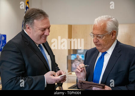 Jérusalem, Israël. Mar 21, 2019. La secrétaire d'État des États-Unis, Mike Pompeo, gauche, avec l'Ambassadeur américain en Israël David Friedman au cours d'une visite de l'ambassade des États-Unis le 21 mars 2019 à Jérusalem, Israël. Credit : Planetpix/Alamy Live News Banque D'Images