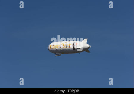 Friedrichshafen, Allemagne. Mar 21, 2019. Le Zeppelin NT (nouvelle technologie) prend son envol au début de la saison. Le premier vol de passagers du Zeppelin saison 2019 a eu lieu aujourd'hui à Lac de Constance dans le beau temps. Crédit : Felix Hörhager/dpa/Alamy Live News Banque D'Images