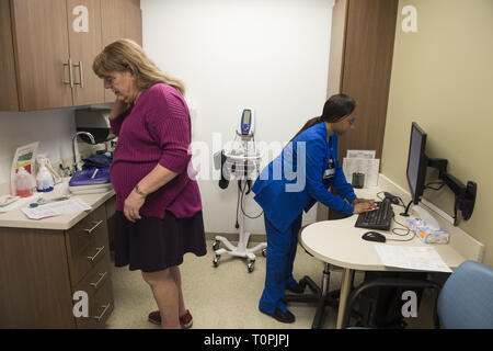 Decatur, GA, USA. 1er février, 2019. Jenny Howard, 68, rencontre avec le Dr du Vin" Tangpricha, MD, endocrinologue à l'Université Emory clinique. Jenny, qui est transgenre, passait d'homme à femme en 2005. ''Je ne pouvais pas cacher mon transness plus, '' dit-elle. ''Afin de faire le travail très [es de l'éducation sur les personnes trans et leur défense, j'ai dû "Venez." Elle est un ingénieur des systèmes de retraite. Le Dr Tangpricha traite de nombreux patients transgenres tout au long de la partie sud-est et est président de la .Professional Association for Transgender Health (WPATH) qui a la mission de prom Banque D'Images