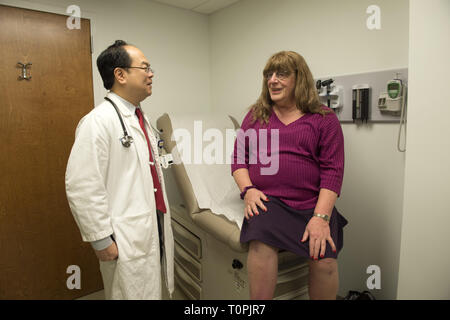 Decatur, GA, USA. 1er février, 2019. Jenny Howard, 68, rencontre avec le Dr du Vin" Tangpricha, MD, endocrinologue à l'Université Emory clinique. Jenny, qui est transgenre, passait d'homme à femme en 2005. ''Je ne pouvais pas cacher mon transness plus, '' dit-elle. ''Afin de faire le travail très [es de l'éducation sur les personnes trans et leur défense, j'ai dû "Venez." Elle est un ingénieur des systèmes de retraite. Le Dr Tangpricha traite de nombreux patients transgenres tout au long de la partie sud-est et est président de la .Professional Association for Transgender Health (WPATH) qui a la mission de prom Banque D'Images