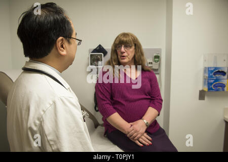 Decatur, GA, USA. 1er février, 2019. Jenny Howard, 68, rencontre avec le Dr du Vin" Tangpricha, MD, endocrinologue à l'Université Emory clinique. Jenny, qui est transgenre, passait d'homme à femme en 2005. ''Je ne pouvais pas cacher mon transness plus, '' dit-elle. ''Afin de faire le travail très [es de l'éducation sur les personnes trans et leur défense, j'ai dû "Venez." Elle est un ingénieur des systèmes de retraite. Le Dr Tangpricha traite de nombreux patients transgenres tout au long de la partie sud-est et est président de la .Professional Association for Transgender Health (WPATH) qui a la mission de prom Banque D'Images