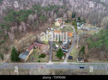 Alwine, Allemagne. Mar 19, 2019. Maisons du petit village Alwine lors de la Landstraße 65, qui appartient à l'arrondissement de la ville Domsdorf Uebigau-Wahrenbrück dans le district Elbe-Elster (photo aérienne avec un bourdon). (Pour 'Alwine a été vendue aux enchères il y a un an') Credit : Patrick Pleul/dpa-Zentralbild/ZB/dpa/Alamy Live News Banque D'Images
