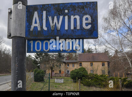 Alwine, Allemagne. Mar 19, 2019. Maisons du petit village Alwine lors de la Landstraße 65, qui appartient à l'arrondissement de la ville Domsdorf Uebigau-Wahrenbrück dans le district de la Suède. (Pour 'Alwine a été vendue aux enchères il y a un an') Credit : Patrick Pleul/dpa-Zentralbild/ZB/dpa/Alamy Live News Banque D'Images