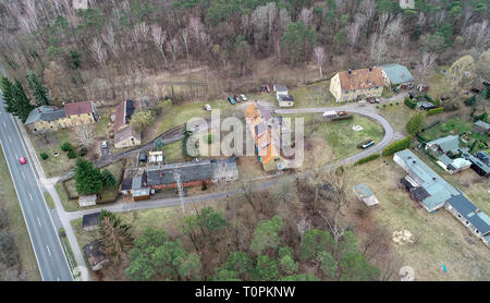Alwine, Allemagne. Mar 19, 2019. Maisons du petit village Alwine lors de la Landstraße 65, qui appartient à l'arrondissement de la ville Domsdorf Uebigau-Wahrenbrück dans le district Elbe-Elster (photo aérienne avec un bourdon). (Pour 'Alwine a été vendue aux enchères il y a un an') Credit : Patrick Pleul/dpa-Zentralbild/ZB/dpa/Alamy Live News Banque D'Images