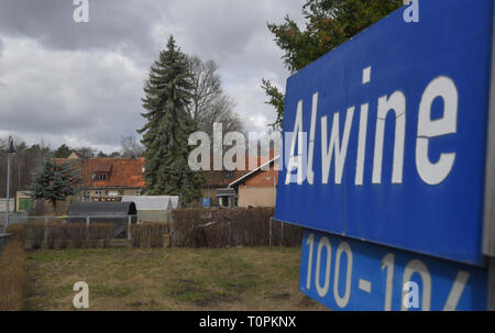 Alwine, Allemagne. Mar 19, 2019. Maisons du petit village Alwine lors de la Landstraße 65, qui appartient à l'arrondissement de la ville Domsdorf Uebigau-Wahrenbrück dans le district de la Suède. (Pour 'Alwine a été vendue aux enchères il y a un an') Credit : Patrick Pleul/dpa-Zentralbild/ZB/dpa/Alamy Live News Banque D'Images