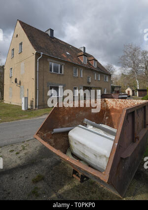 Alwine, Allemagne. Mar 19, 2019. Un conteneur de gravats se trouve en face d'un immeuble délabré dans le petit village de Alwine, qui appartient à l'Domsdorf district de la ville de Uebigau-Wahrenbrück dans l'Elbe-Elster district. (Pour 'Alwine a été vendue aux enchères il y a un an') Credit : Patrick Pleul/dpa-Zentralbild/ZB/dpa/Alamy Live News Banque D'Images