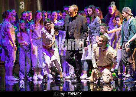 Erfurt, Allemagne. Mar 20, 2019. Les chanteurs Antigone Papoulkas (l-r, Sœur Helen Prejean), Michael Bracegirdle (père) Grenville et Mate (Solyom-Nagy Joseph de rocher) répéter avec le choeur d'enfants et de jeunes à l'Erfurt theatre "morts Man Walking'. L'opéra sur la question de savoir comment traiter avec un meurtrier coupable condamné à mort sera présentée au Théâtre Erfurt le 23 mars 2019. Crédit : Michael Reichel/dpa-Zentralbild/dpa/Alamy Live News Banque D'Images