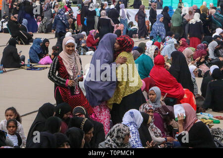 Deux femmes musulmanes saluent pendant la prière du vendredi à Hagley Park qui sera ensuite suivi par deux minutes de silence pour les victimes de l'attaque des mosquées de Christchurch pour marquer une semaine depuis un suprémaciste blanc tué 50 personnes ciblant la Masjid Al Noor Mosquée et la mosquée de Linwood. Banque D'Images