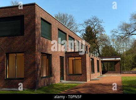 Krefeld, Allemagne. Mar 21, 2019. 'Haus Esters', un bâtiment résidentiel construit entre 1928 et 1930 par l'architecte germano-américain Ludwig Mies van der Rohe pour un industriel du textile dans le style Bauhaus, est un musée d'art contemporain depuis 1981. Pour cette année le 100e anniversaire de l'Desigenschule der Moderne 'Bauhaus' la maison a été rénovée. Credit : Horst Ossinger/dpa/Alamy Live News Banque D'Images