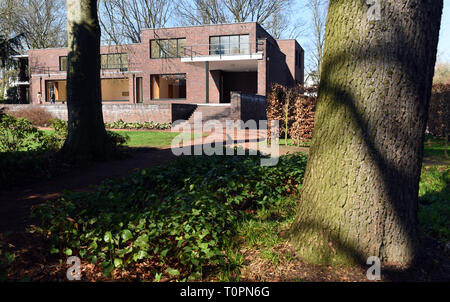 Krefeld, Allemagne. Mar 21, 2019. 'Haus Lange', un bâtiment résidentiel construit entre 1928 et 1930 par l'architecte germano-américain Ludwig Mies van der Rohe pour un industriel du textile dans le style Bauhaus, est un musée d'art contemporain depuis 1981. Pour cette année le 100e anniversaire de l'Desigenschule der Moderne 'Bauhaus' la maison a été rénovée. Credit : Horst Ossinger/dpa/Alamy Live News Banque D'Images