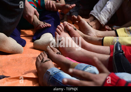 21 mars 2019 - peuple cachemirien prendre Leech traitement sur les rives du lac Dal Srinagar, Cachemire indien le 21 mars 2019. Le traitement traditionnel est organisée chaque année le jour de Nauroz (Jour de l'An iranien). Les guérisseurs utilisent les sangsues de sucer le sang impur des patients qui ont une peau, le froid ou le gel des maladies. (Crédit Image : © Muzamil Mattoo/IMAGESLIVE via Zuma sur le fil) Banque D'Images