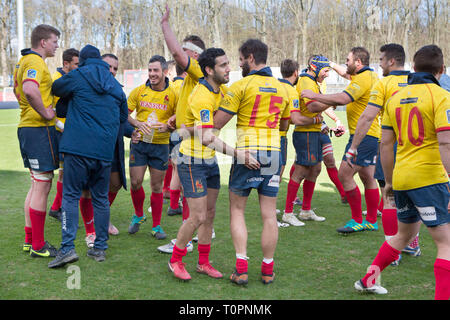 17 mars 2019, en Rhénanie du Nord-Westphalie, Köln : encouragements de l'joueurs espagnols après le coup de sifflet final. Cinquième match du championnat d'Europe de rugby : 2019 Germany-Spain sur 17.03.2019 à Cologne. Photo : Jürgen Kessler/dpa Banque D'Images